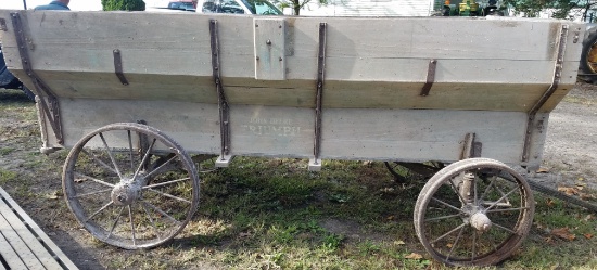 John Deere Triumph Flare Wagon Box on JD 801 Gear