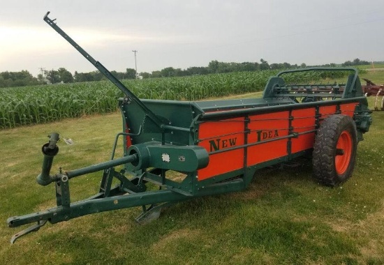 New Idea No. 19 Manure Spreader