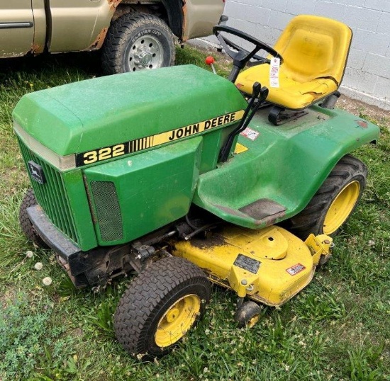 JD 322 Lawn Tractor