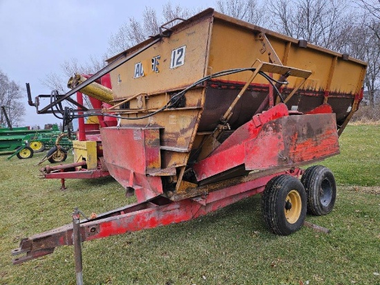Knight Big Auggie 12 feed mixer wagon