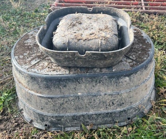 Oval plastic sheep tank and square plastic feed pan