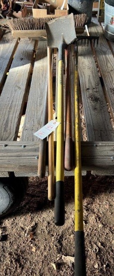 Lot - Brooms, shovel, Rake & Hoe