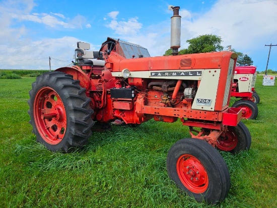 1963 IH Farmall 706 G Tractor