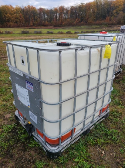 250 Gal Plastic Tank in Wire Cage
