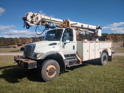 2007 International 7300 Derrick Truck