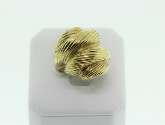 UNUSUAL 18K YELLOW GOLD LADIES RING IN THE STYLE OF 4 FEATHERS