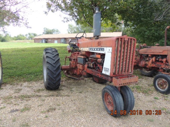 IH 806 tractor