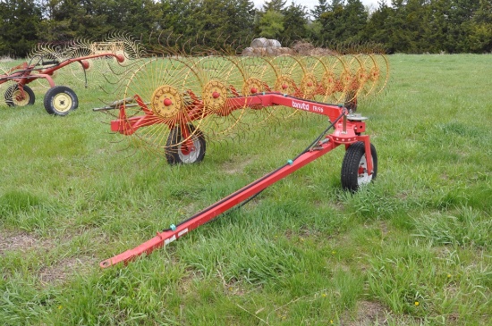 Tonutti 9-wheel rake - like new
