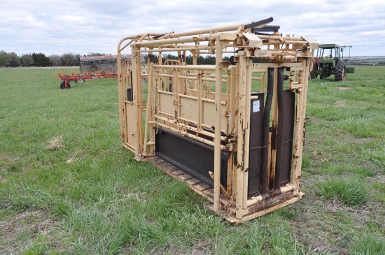 ForMost model 450 squeeze chute w/ A25 headgate