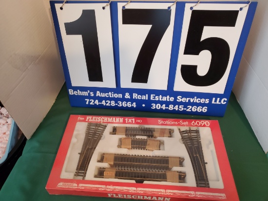 FLEISCHMANN 6090 HO STATIONS SET NIB
