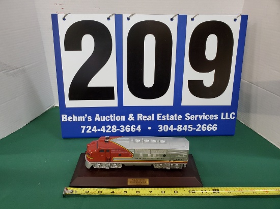 AVON 1992 COLLECTIBLE 1948 SANTA FE F3 DIESEL ENGINE ON WOOD BASE 9" LONG