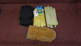 x4 pairs of gloves/mittens