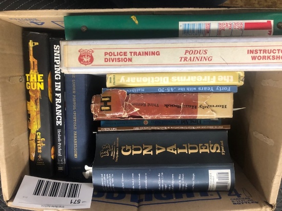box of books - 11 books on gun values, Sniping in Fracne,