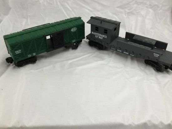 6  lionel train cars - 2 flatbeds/working caboose/boxcar/