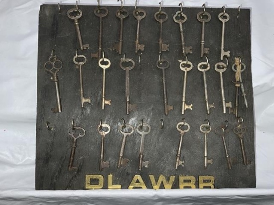 25 antique skeleton keys on board marked dlawrr