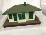lionel #133 lighted train station/singal guard on platform
