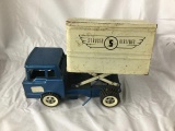 structo airlines box truck with lift option