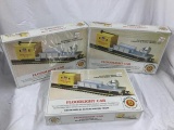 8 sealed bachmann buildings/train cars + 2 small