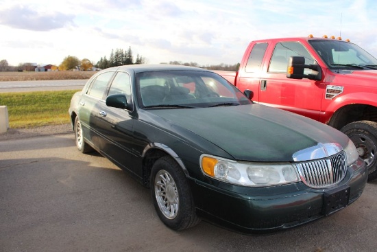 2000 Lincoln Town Car , vin 1LNHM82WXYY850864, 92,194 mi., loaded, 4.6 lite