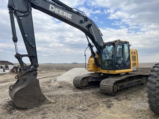 2015 Deere 245G LC