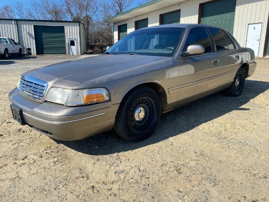 2001 Ford Crown Vic VIN# 2FAFP71W41X198589