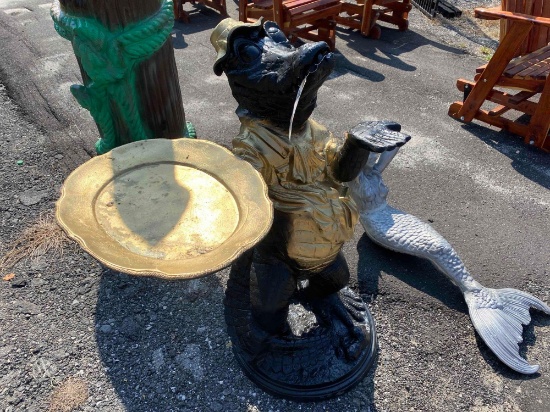 Alligator Server Statue