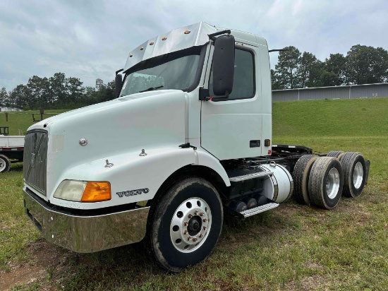 2001 Volvo VNM Truck, VIN # 4V4MC9UF51N309063