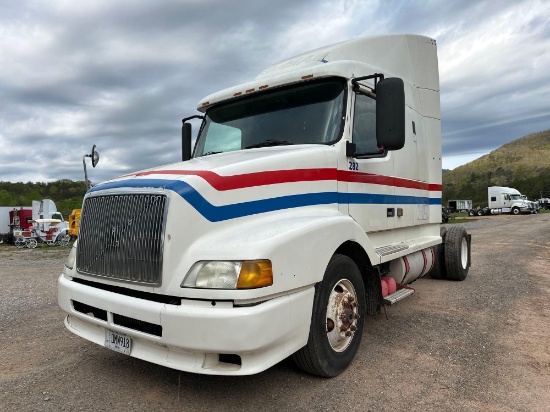 2000 Volvo VNL Truck, VIN # 4V4N21JF7YN250153