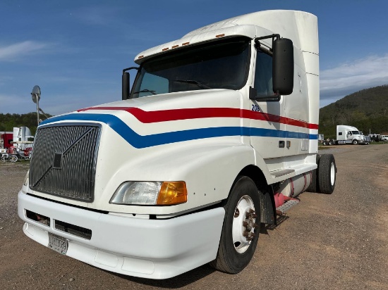 2000 Volvo VNL Truck, VIN # 4V4N21JF4YN250174