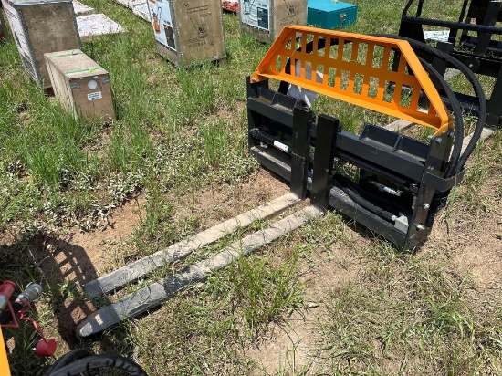 New/Unused Landhonor Quick Attach Hydraulic Pallet Forks