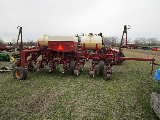 103-1   IH Cylco 800 8R30 Planter - FARM RETIREMENT - NO RESERVE