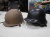 Lot of 2 - helmets