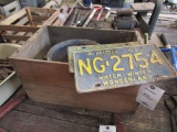 Lot with wooden box, pot, license plate