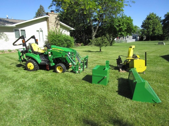 John Deere 1023E 4WD Tractor - ONLY 36 HOURS - LIKE NEW