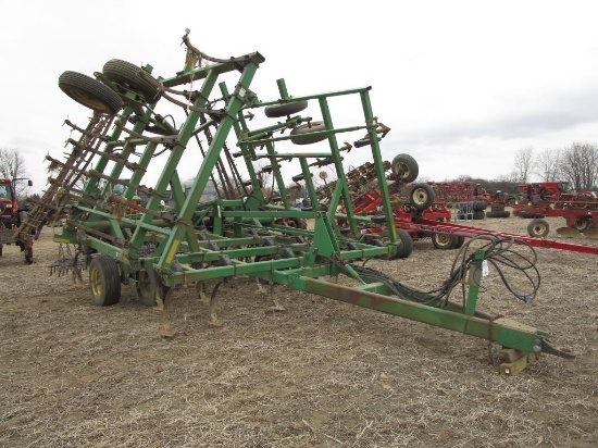 127-2 John Deere 980 Field Cultivator