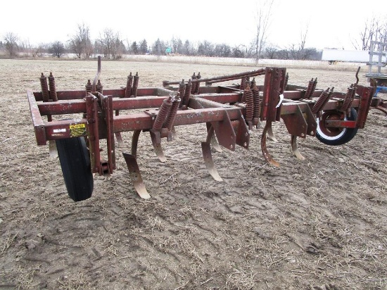 149-1 IH #55 14' 13 Shank Chisel Plow
