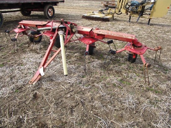 131-5 New Holland 158 Tedder