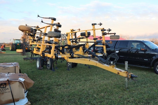 167-1 Landoll 9800 20' Field Cultivator - Lots of new shoes