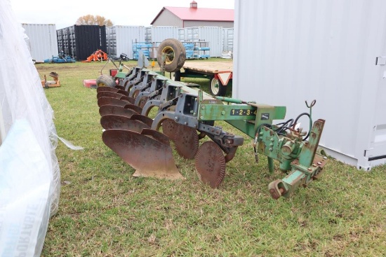 153-1 John Deere 2600 6 btm. Vari-Width Plow