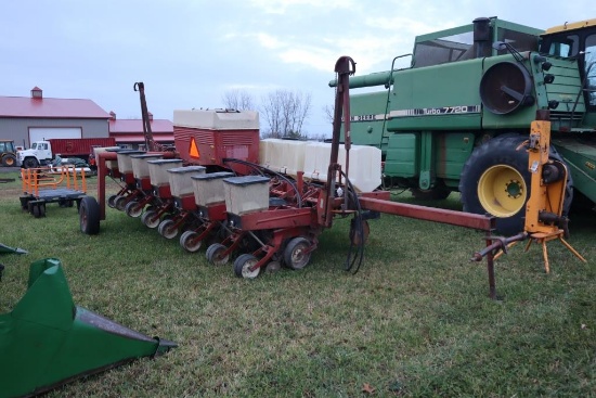 103-1 IH 800 8R Pivot Planter