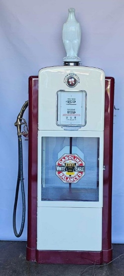 Fantastic restored Wayne White Eagle gas pump with oil jar storage