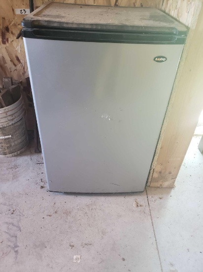 SANYO mini Fridge