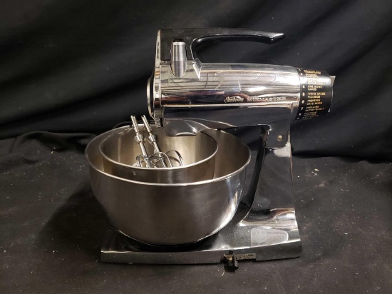 Sunbeam MixMaster with mixing bowls