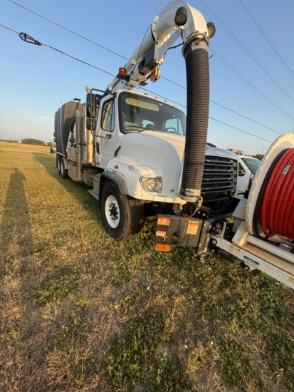 2017 Freightliner 114SD TRuck with vacuum machine