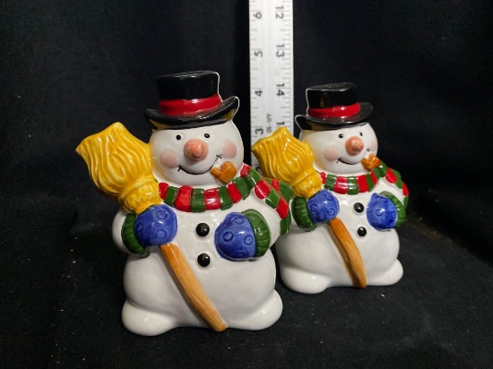 Frosty The Snowman Salt & Pepper Shaker Set