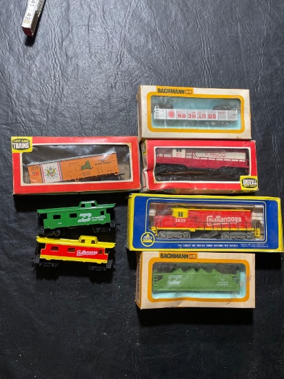 Assorted HO Train Cars (7)