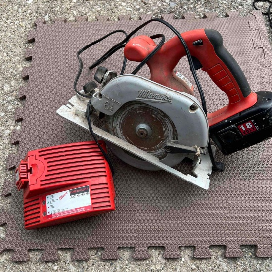 Milwaukee 18v Circular saw the battery and charger