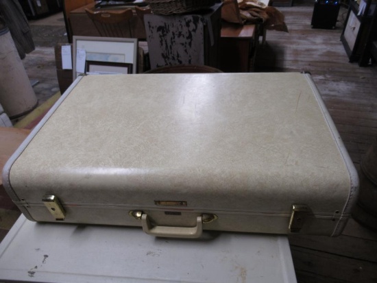 Towncraft Vintage Suitcase 26" x 17" x 8". NO SHIPPING