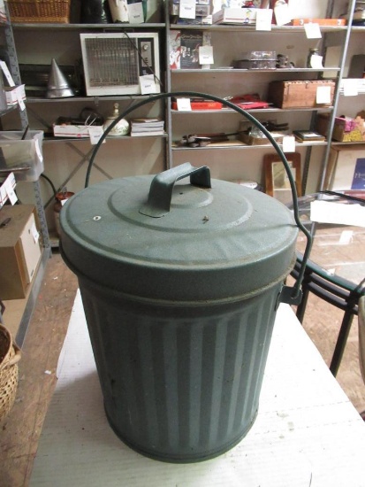 Vintage trash can with lid. 13" tall.