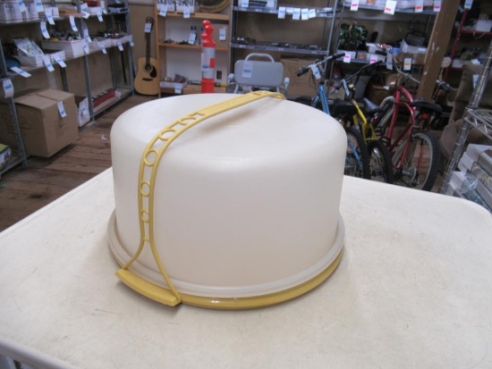 Vintage Tupperware Cake Carrier